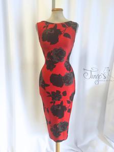 Abito Mercedes rosso con rose nere