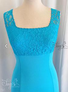 Abito robi in pizzo e jersey azzurro