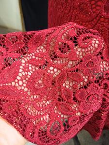 Abito Simon Monospalla pizzo bordeaux glitter