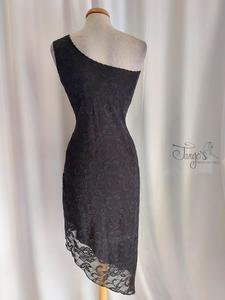 Dress Simon one-shoulder in black lace