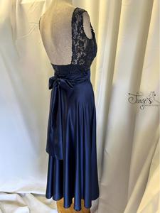 Completo top Romi in pizzo blu con paillettes e gonna Orfea blu