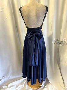Completo top Romi in pizzo blu con paillettes e gonna Orfea blu