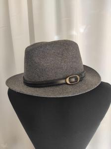 Fedora grigio nastro pelle