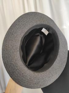 Fedora grigio nastro pelle