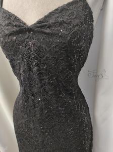 Tubino Diana in pizzo nero con paillettes